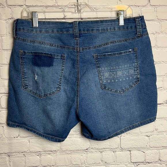 New Directions Printed Denim Shorts - Picture 7 of 16